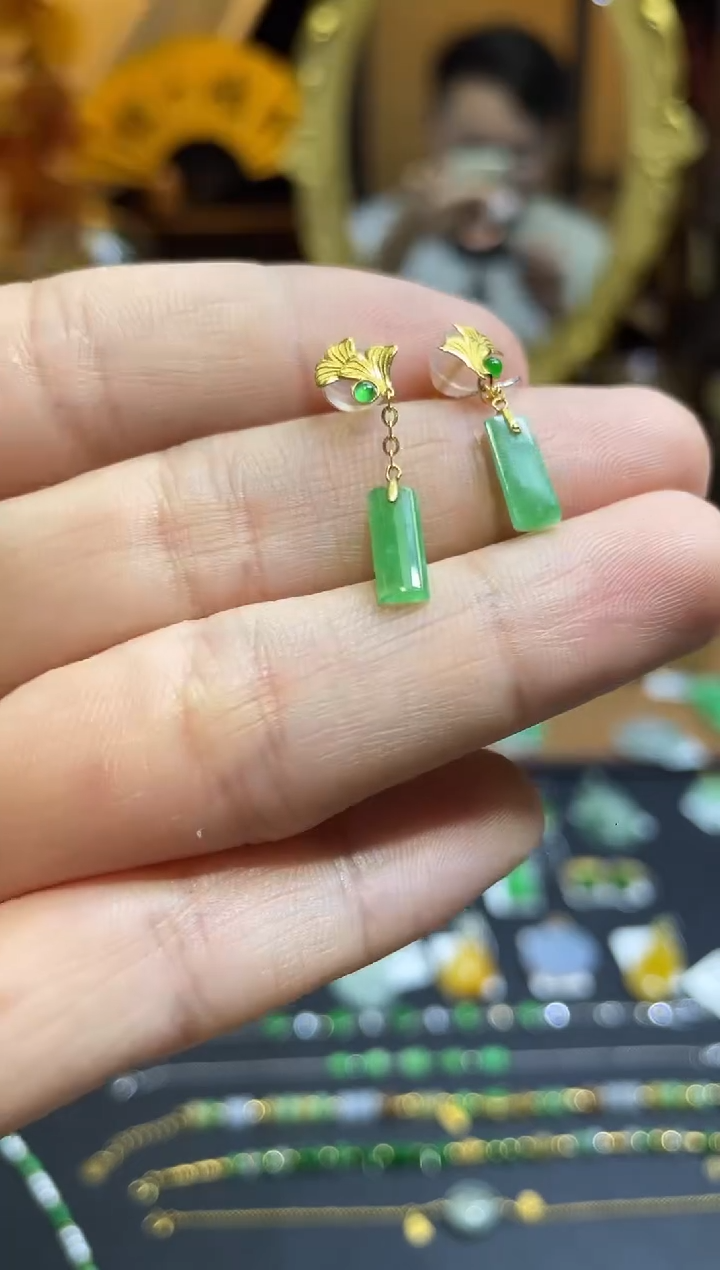 颈饰18K金镶嵌翡翠耳钉