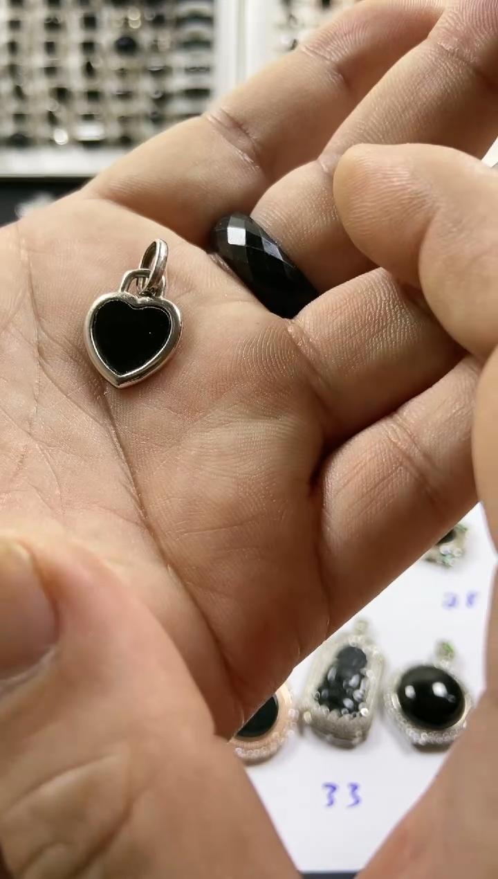 吊坠(赠链)银S925镶嵌翡翠爱心