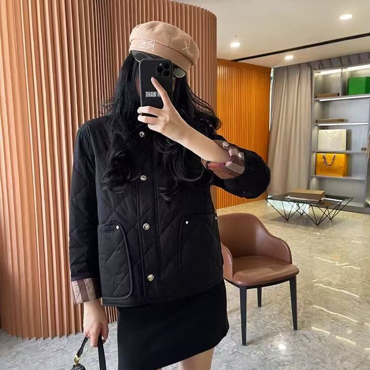 03261   张十柒  轻薄菱格翻领短款羽绒服