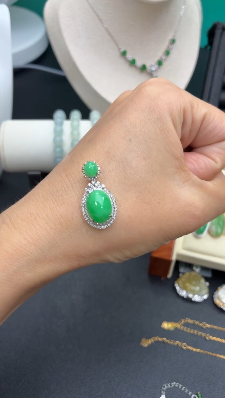 颈饰18K金镶嵌翡翠天然翡翠A货
