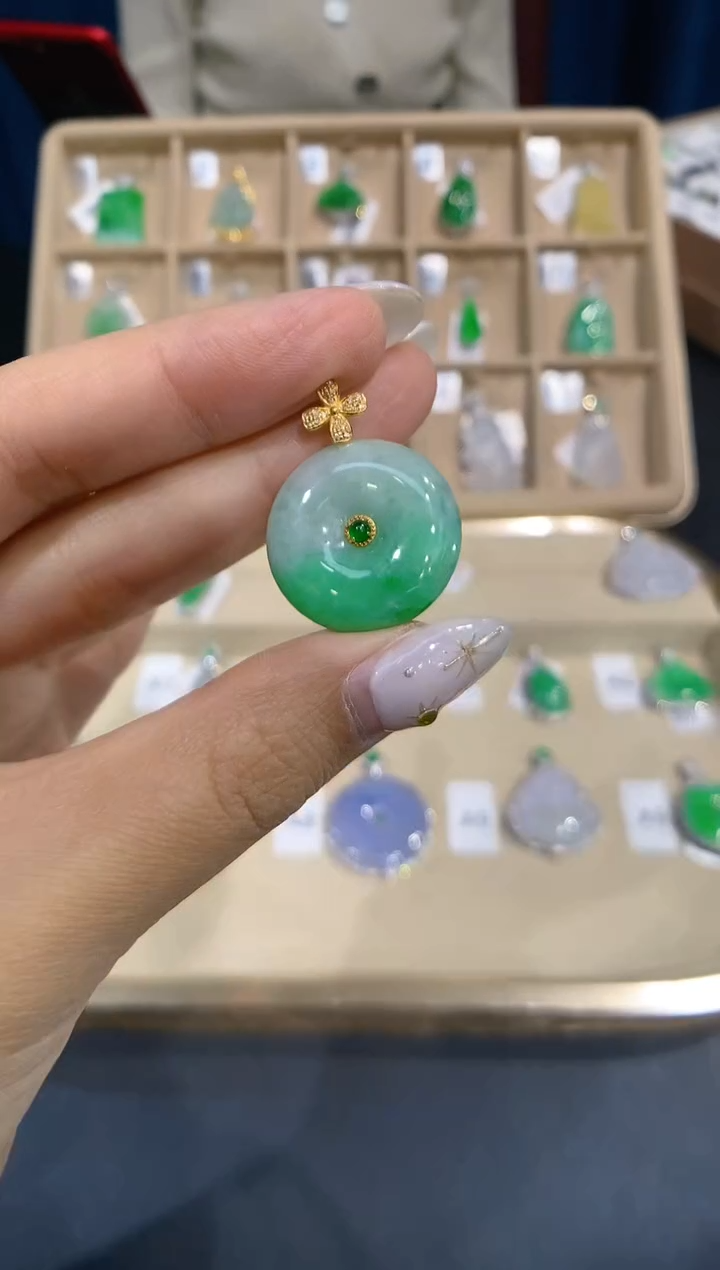 【闪购商品】翡翠颈饰18K金镶嵌平安扣