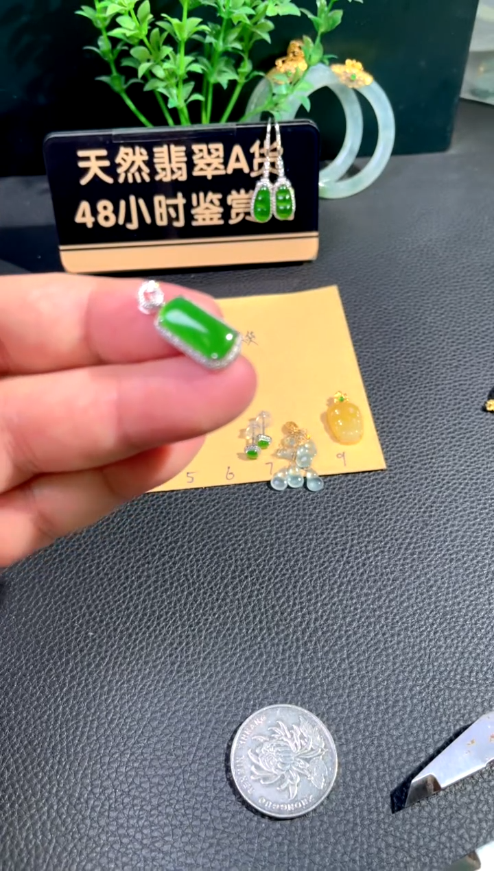 颈饰18K金镶嵌翡翠翡翠