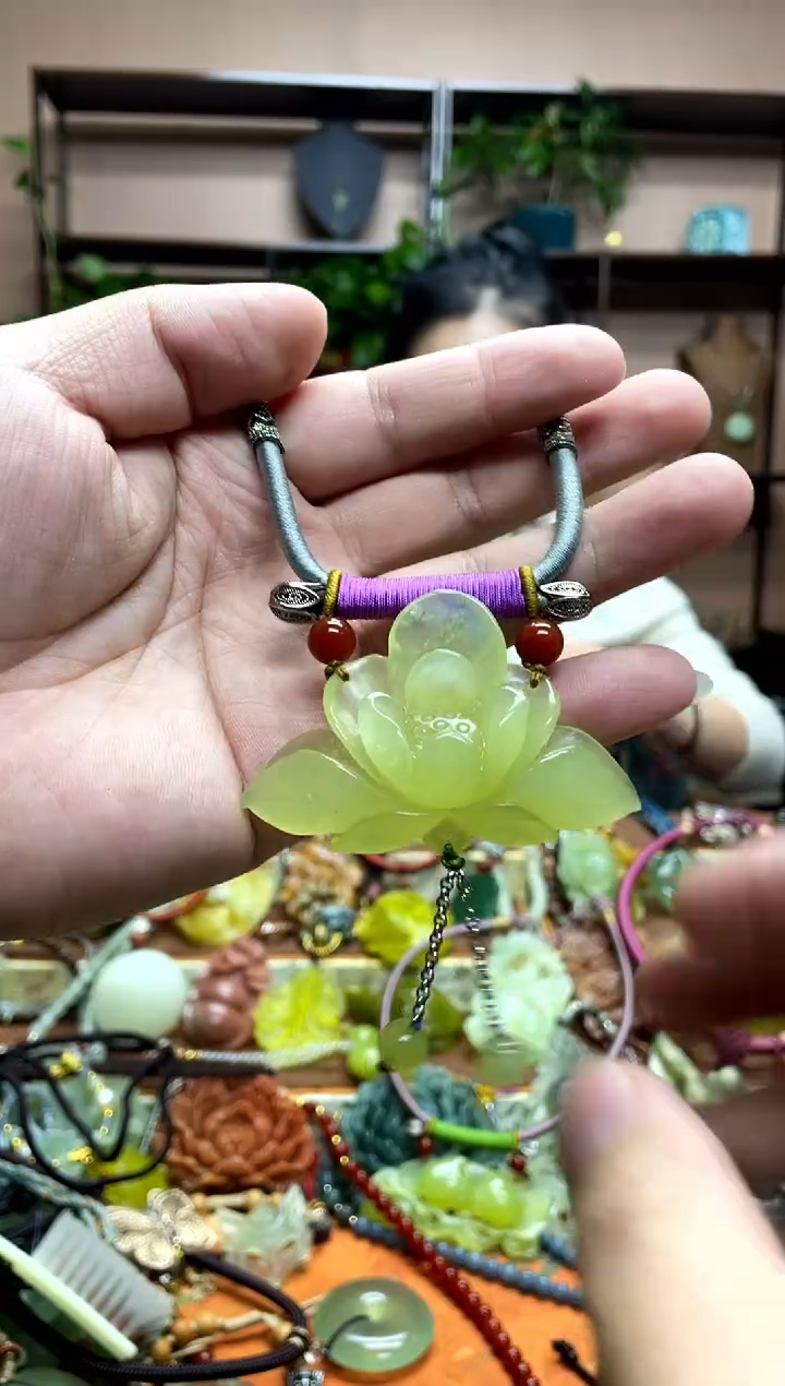 未镶嵌岫玉颈饰·