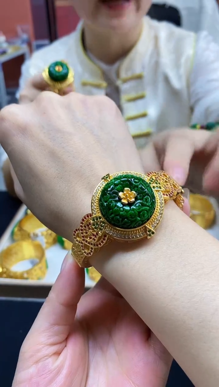 颈饰未镶嵌翡翠翡翠手镯