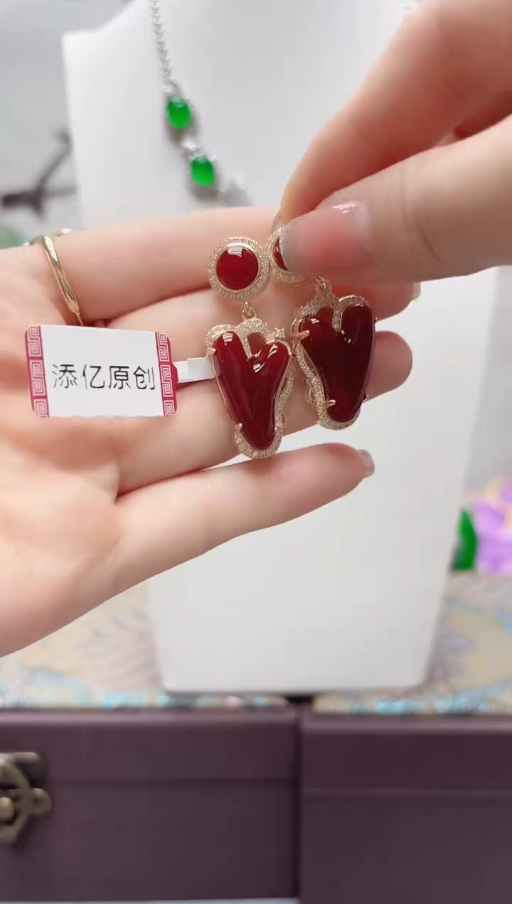 高货牛血红色耳钉