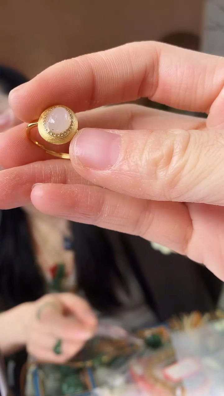 颈饰未镶嵌和田玉银镶冰藕粉玉蛋面戒指