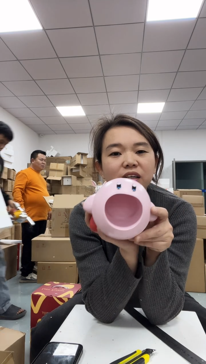 树脂粉胖子笔筒摆件