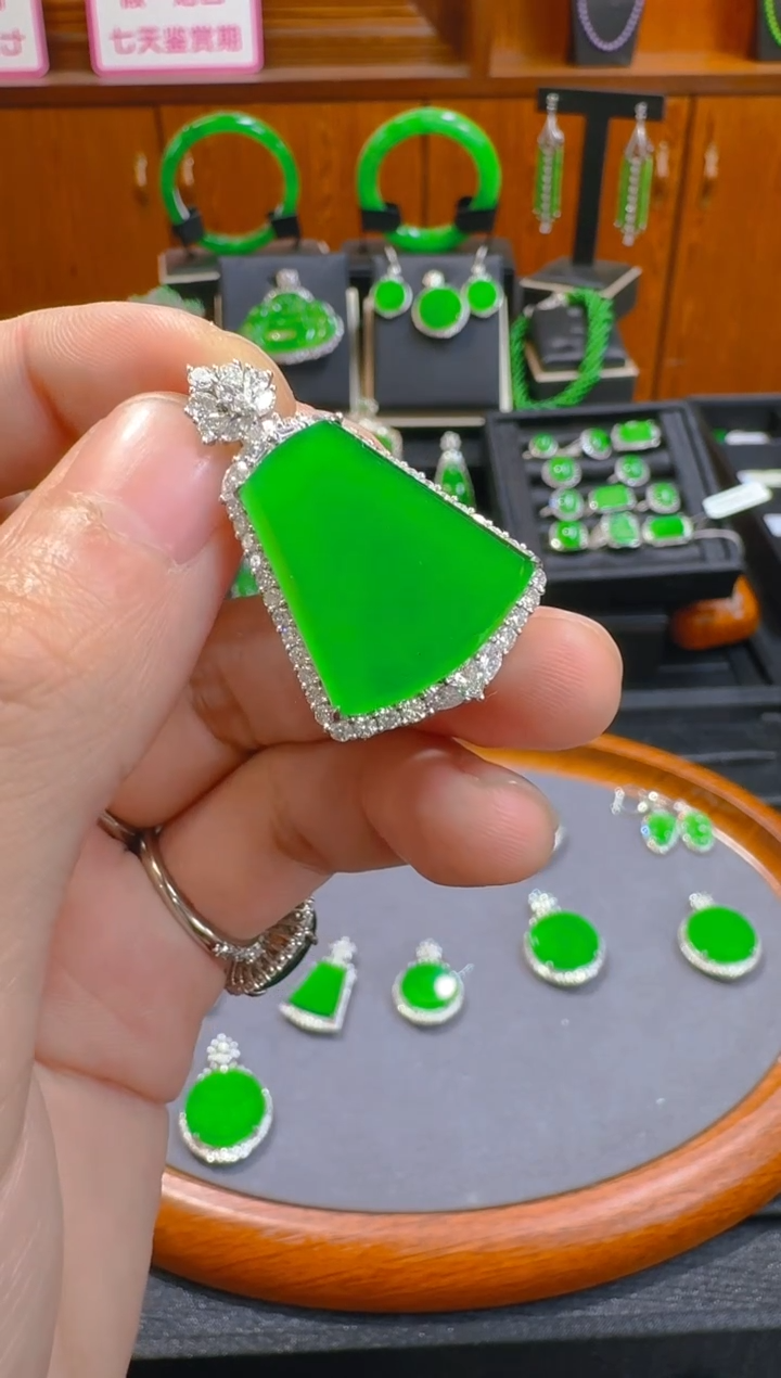【闪购商品】翡翠吊坠(赠链)18K金镶嵌天然A货翡翠