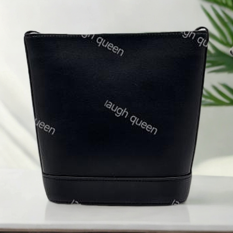 时尚潮流打造真皮女士百搭斜挎包门童 10751 黑色水桶