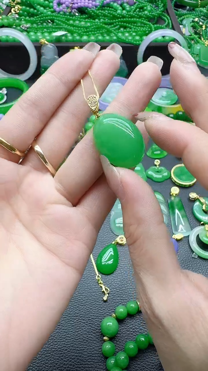 翡翠未镶嵌颈饰冰绿大蛋面裸