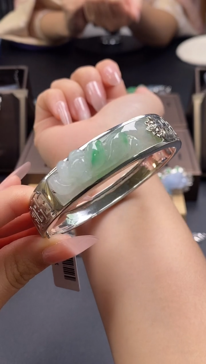 颈饰银S925镶嵌翡翠趴*熊13185