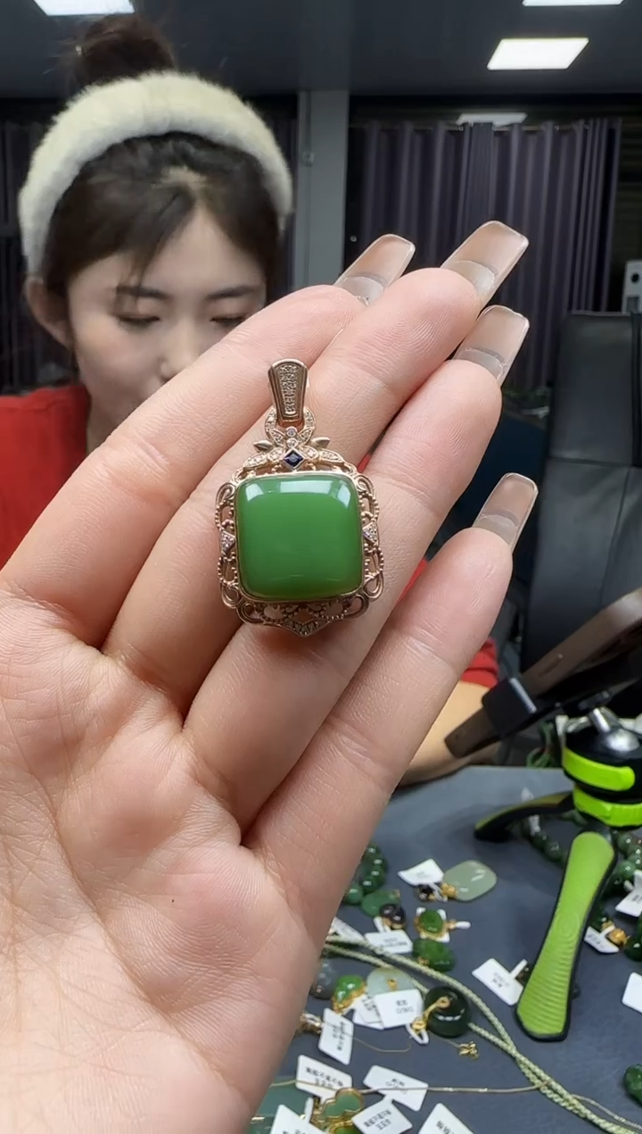 【闪购商品】和田玉挂件18K金镶嵌1