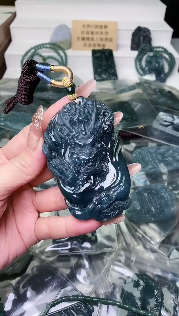 颈饰未镶嵌翡翠 