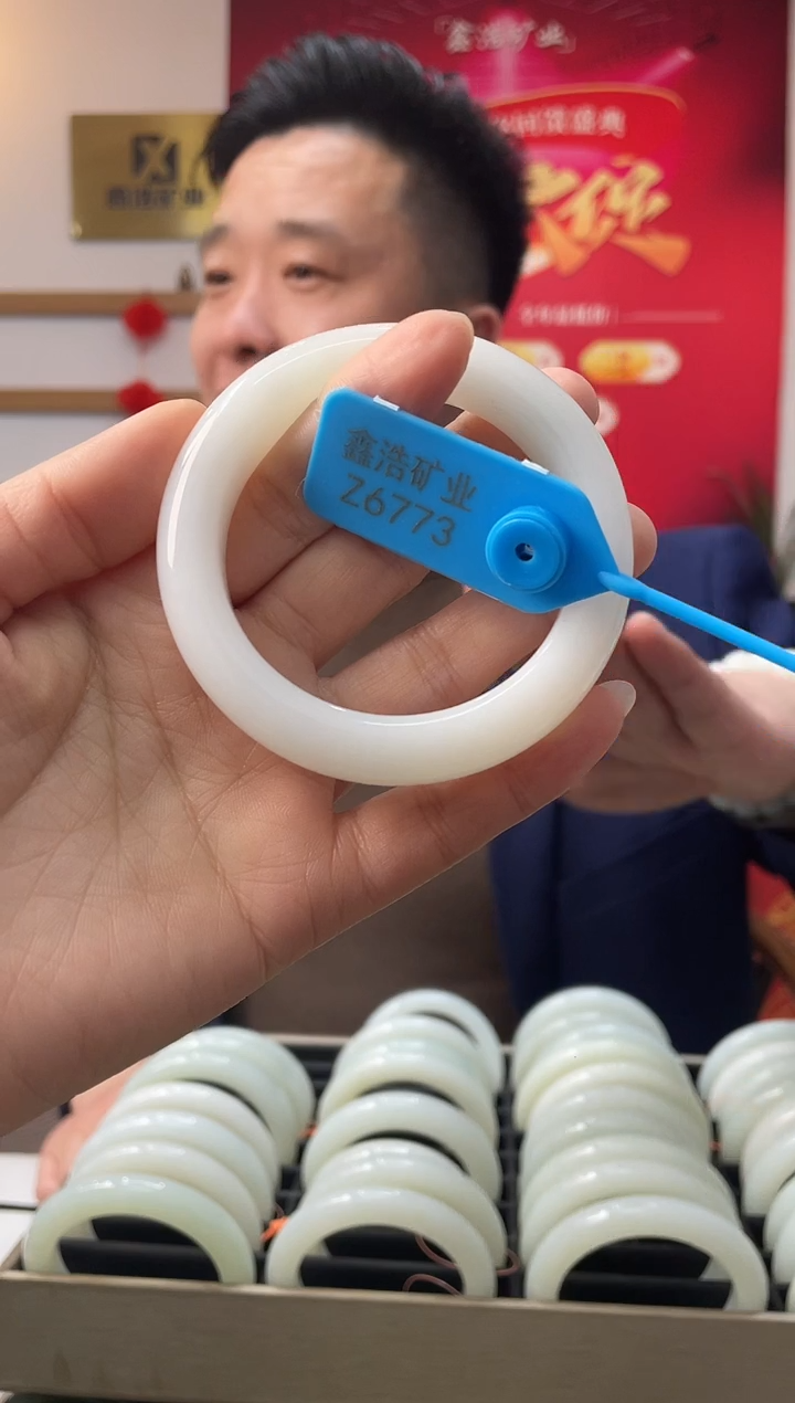 【闪购商品】和田玉手镯未镶嵌金山矿 Z6773 圈口54