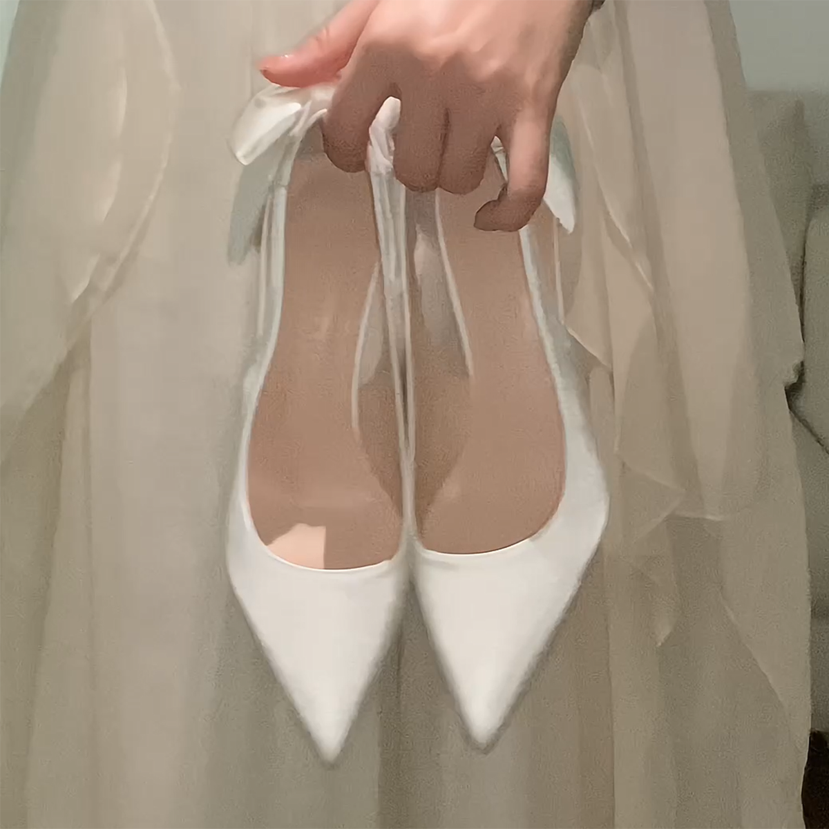 婚鞋女2025新款新娘鞋日常可穿尖头蝴蝶结绸缎高跟鞋配裙子