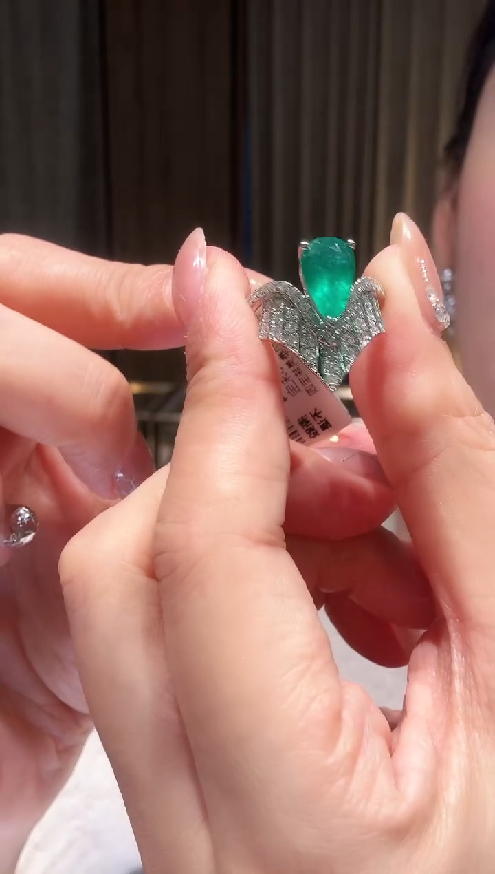 18K金镶嵌戒指祖母绿1.80ct CE0118
