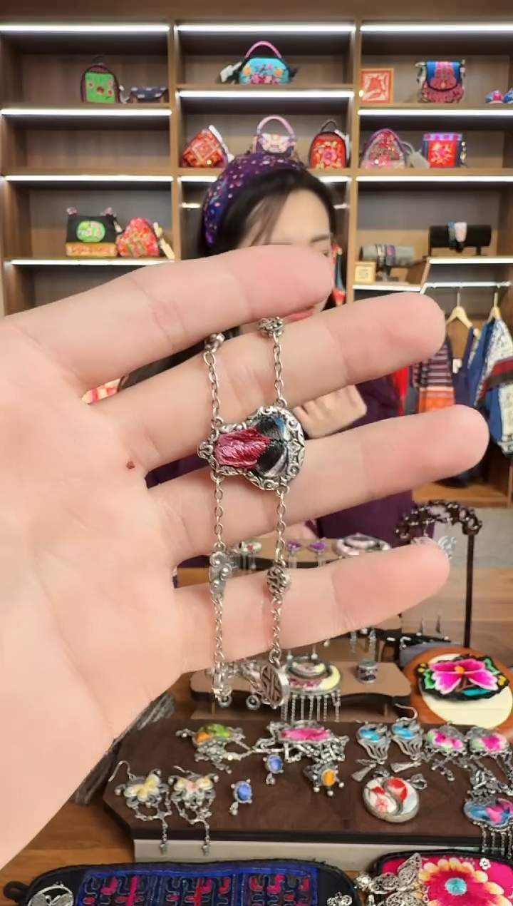 【闪购商品】织绣209蒙阿苏苗绣传承