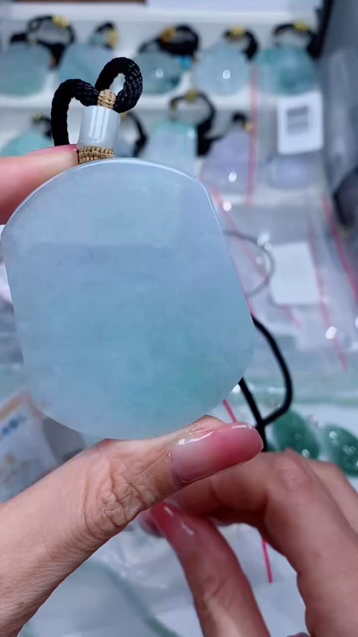 翡翠未镶嵌颈饰吊坠