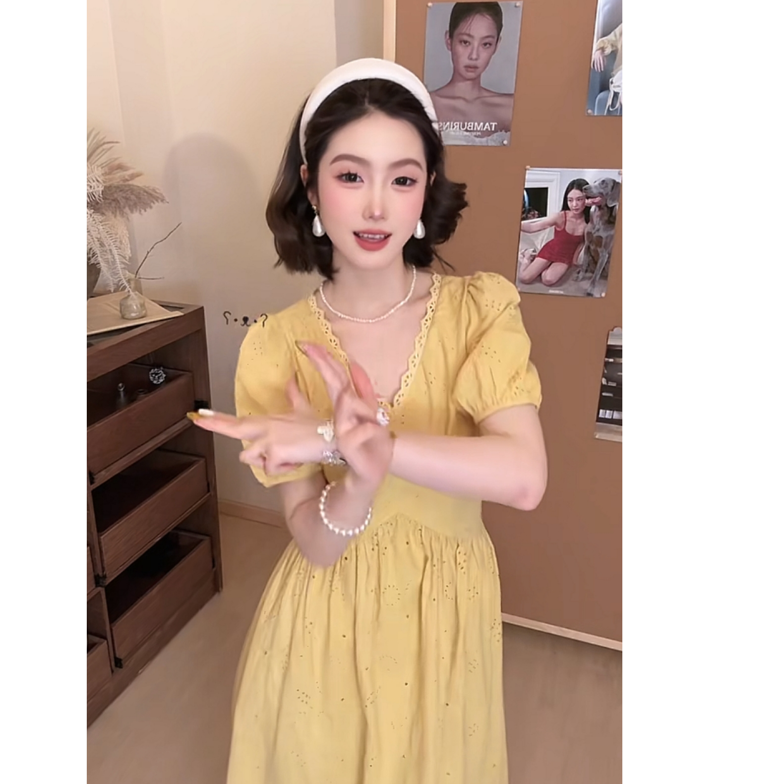 2025夏季上新阳光女孩V领刺绣镂空花花海边度假气质高腰连衣裙