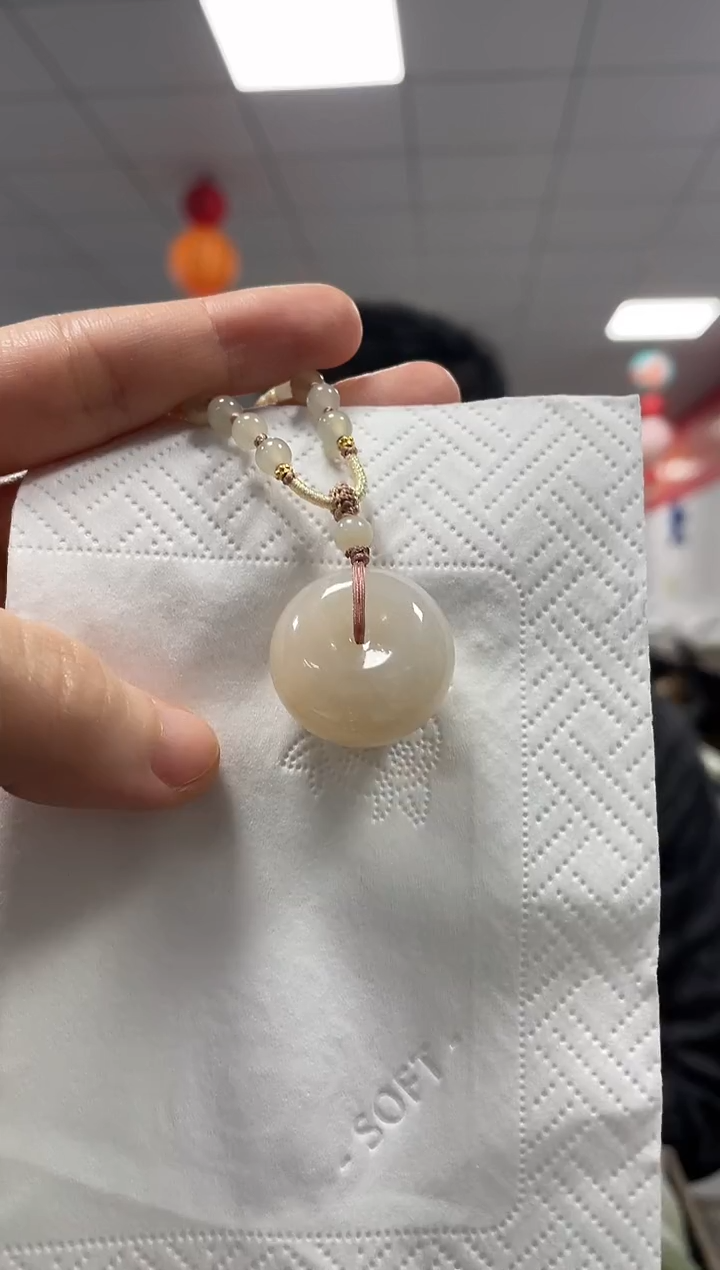 和田玉未镶嵌颈饰藕色平安扣吊坠一件