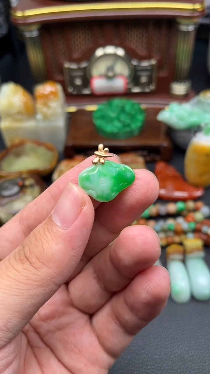 翡翠18K金镶嵌颈饰荷叶