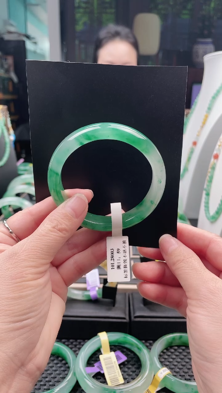 未镶嵌手镯石英质玉（非洲翠）手镯