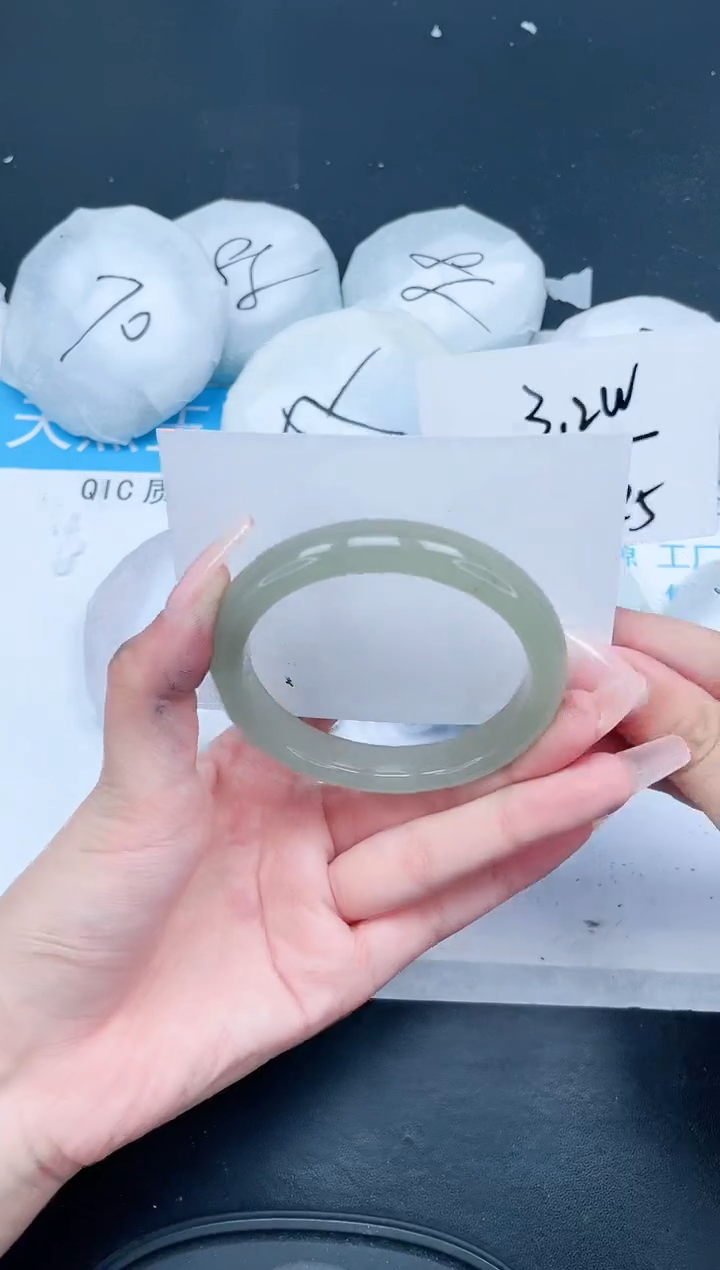 【闪购商品】石英质玉手镯未镶嵌388-56