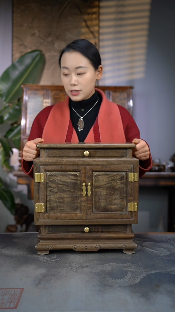 【闪购商品】金丝楠木艺满花精工原木至尊龙柜