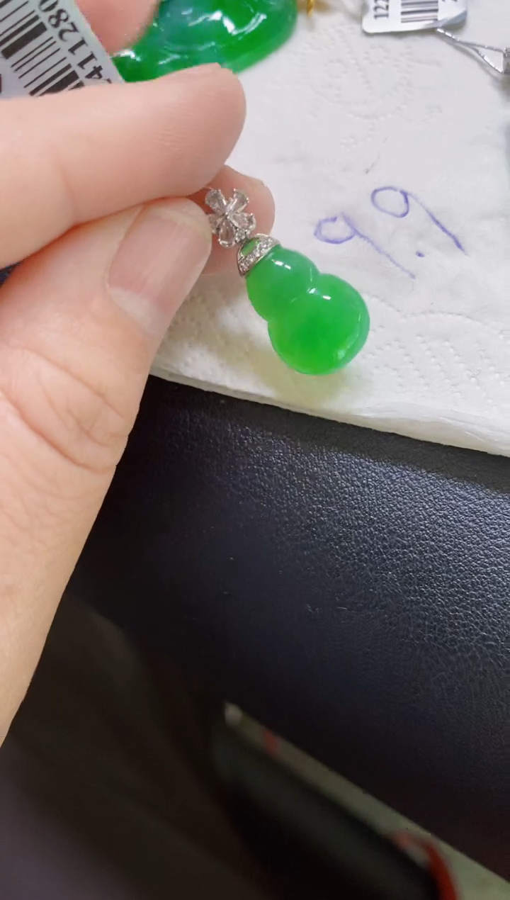 颈饰18K金镶嵌翡翠葫芦