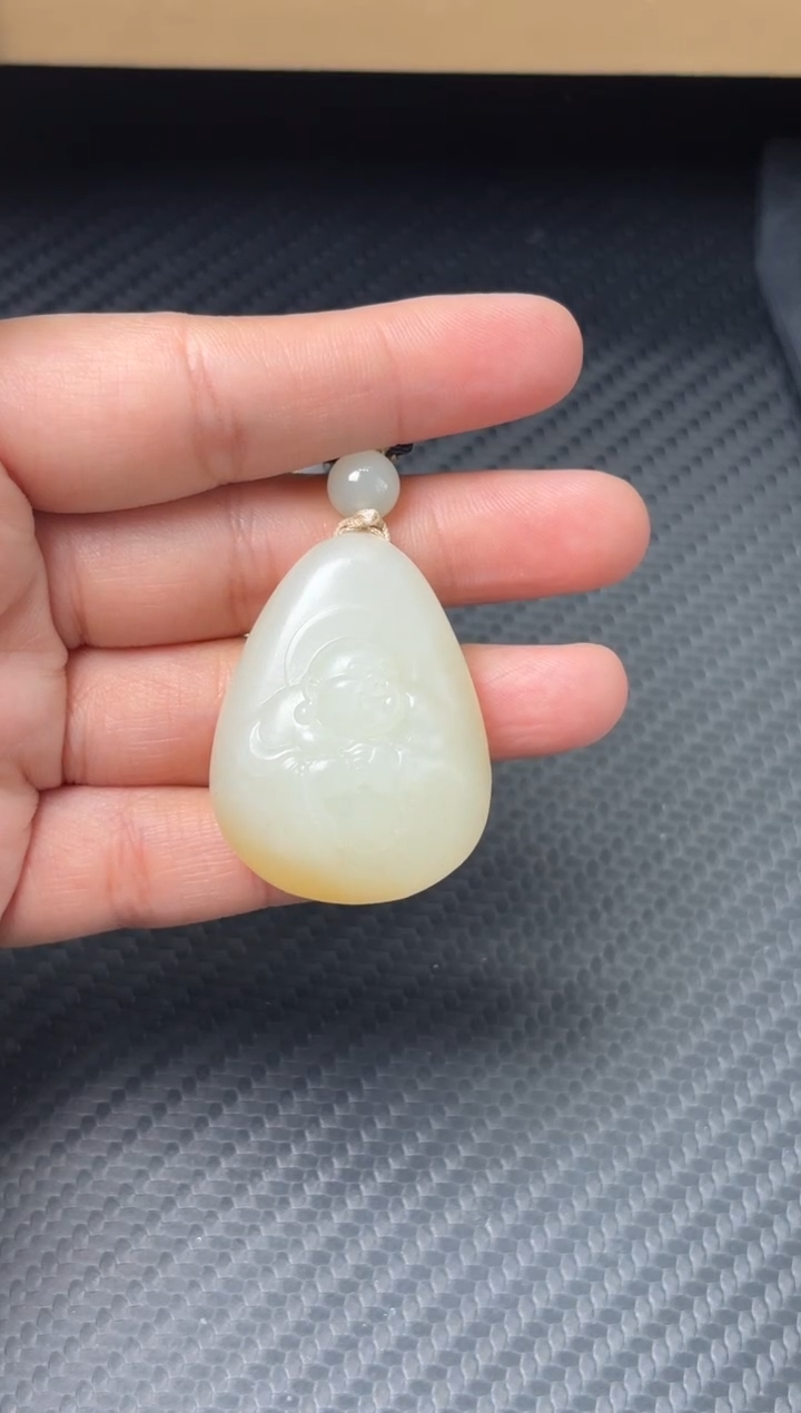 吊坠(赠链)未镶嵌和田玉且末金山微色差吊坠M