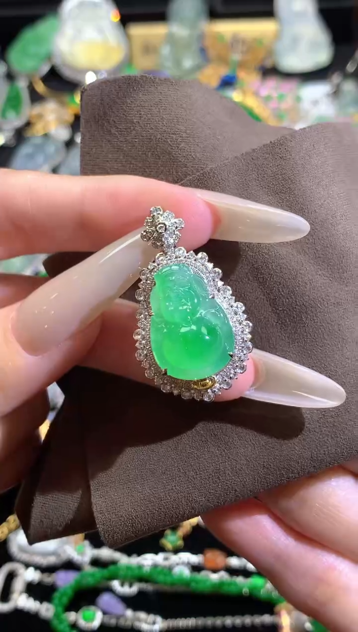 翡翠18K金镶嵌颈饰翡翠财神