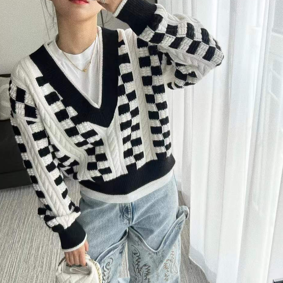 99新 Chanel/香奈儿 36码23C早春黑白格V领长袖针织上衣，