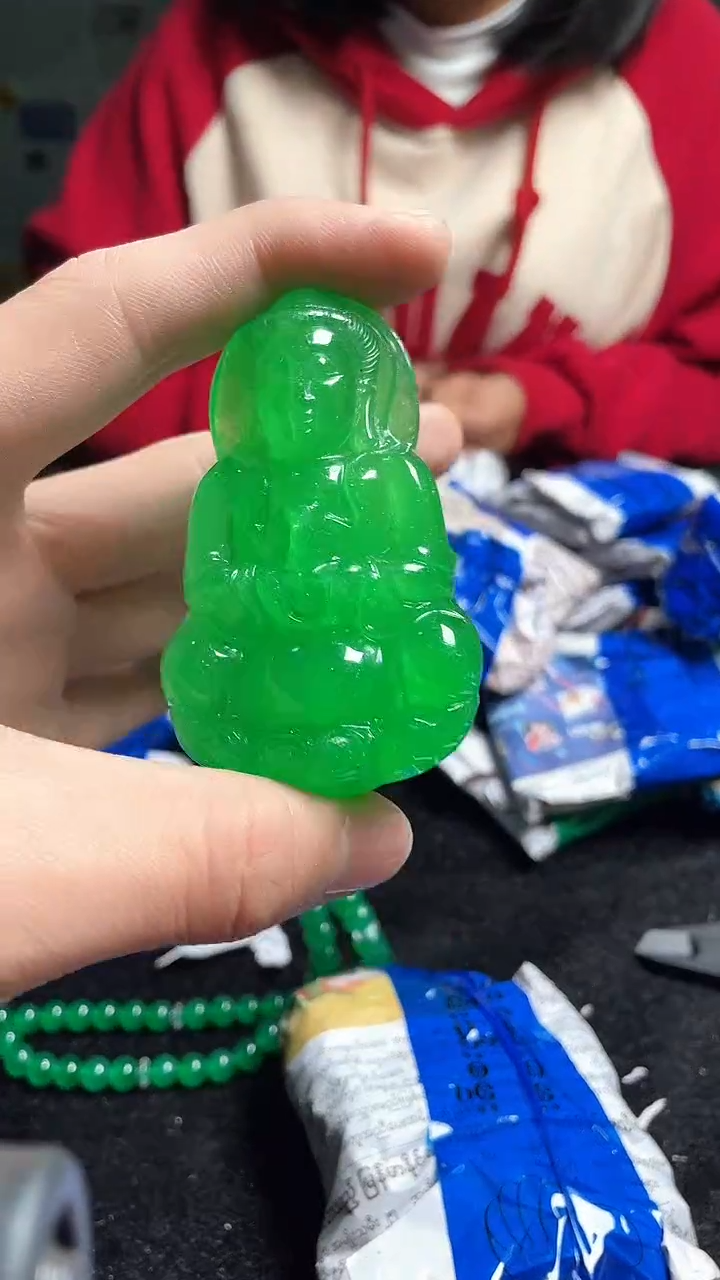 猛子收货满绿大观音吊坠