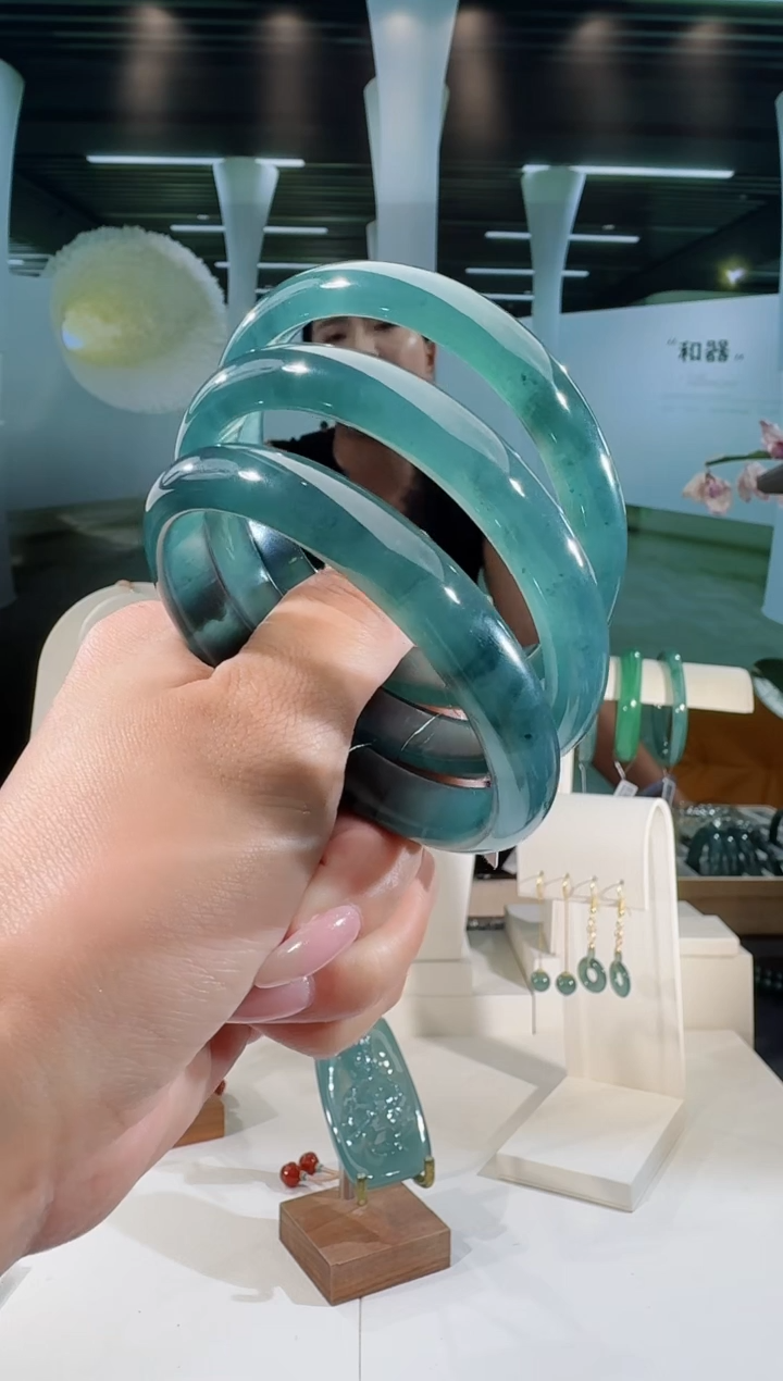 翡翠手镯未镶嵌纯天然A货翡翠 手镯（多样性发其一）