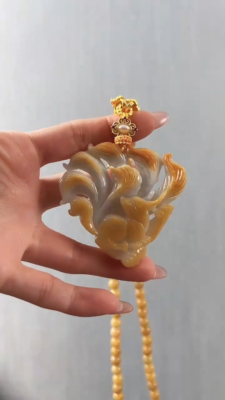颈饰未镶嵌翡翠九尾狐