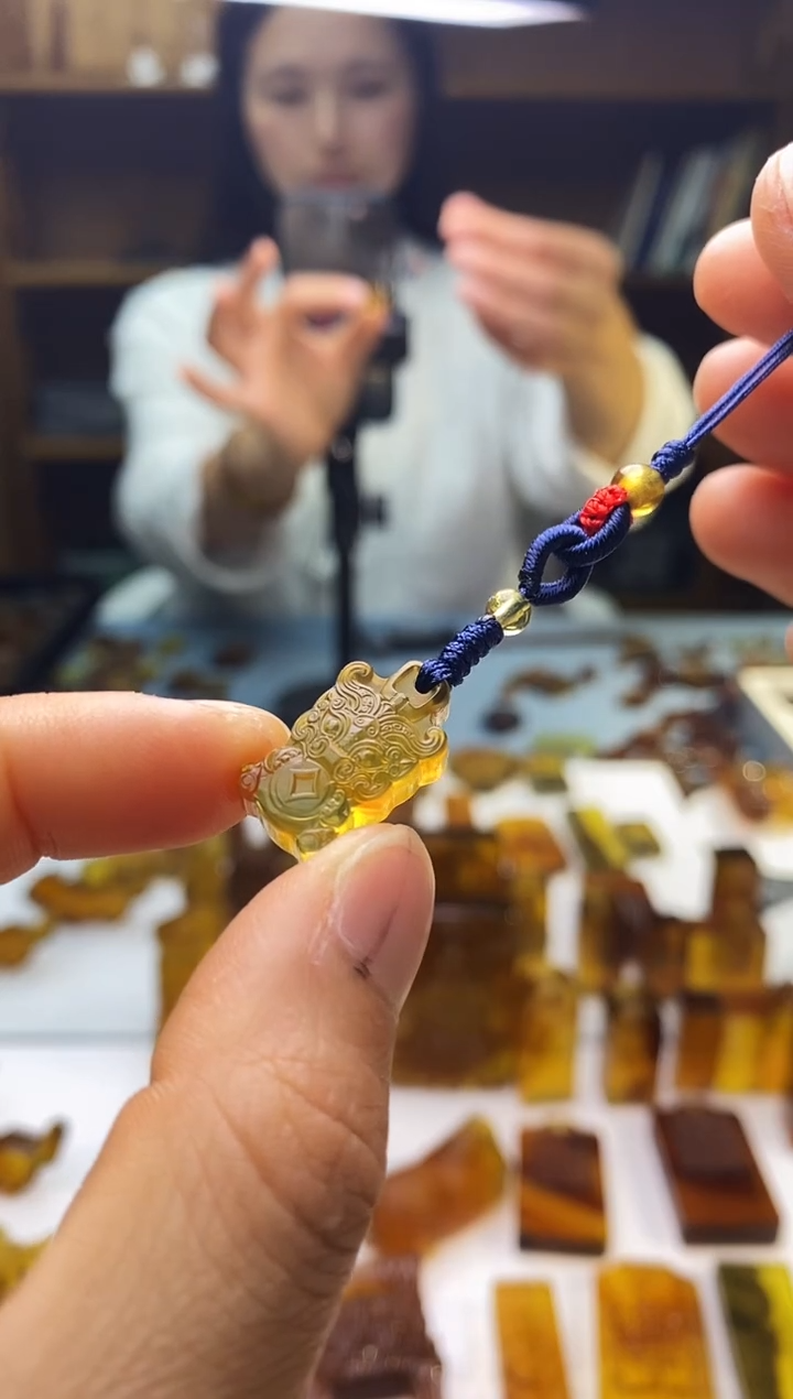 琥珀颈饰未镶嵌SN84-12（饕餮·貔貅）手机挂