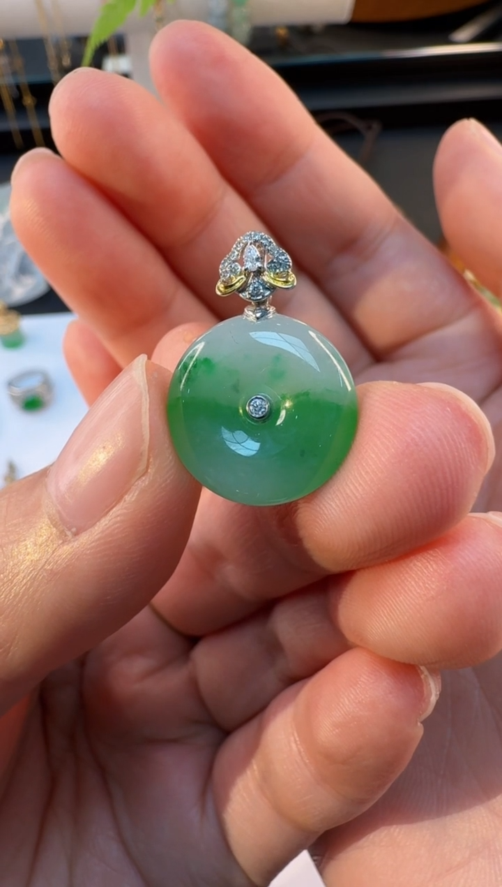 【闪购商品】翡翠颈饰18K金镶嵌缅甸翡翠A货吊坠