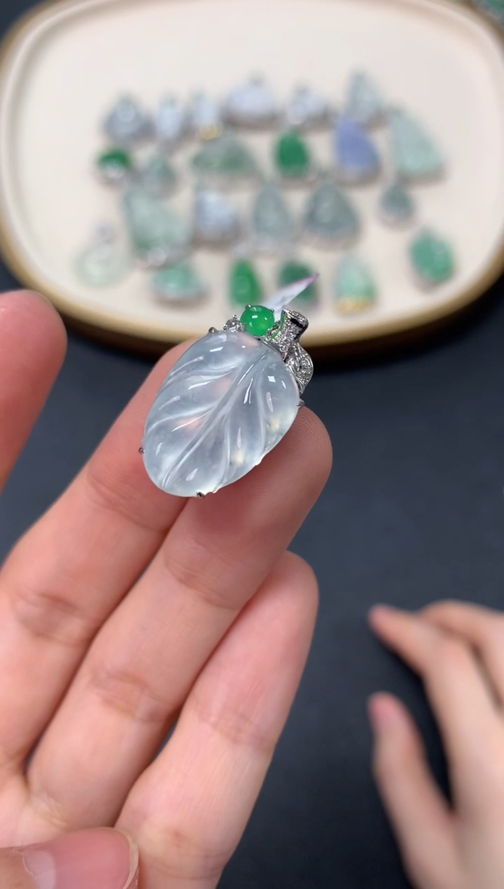 【闪购商品】翡翠吊坠(不含链)18K金镶嵌7800