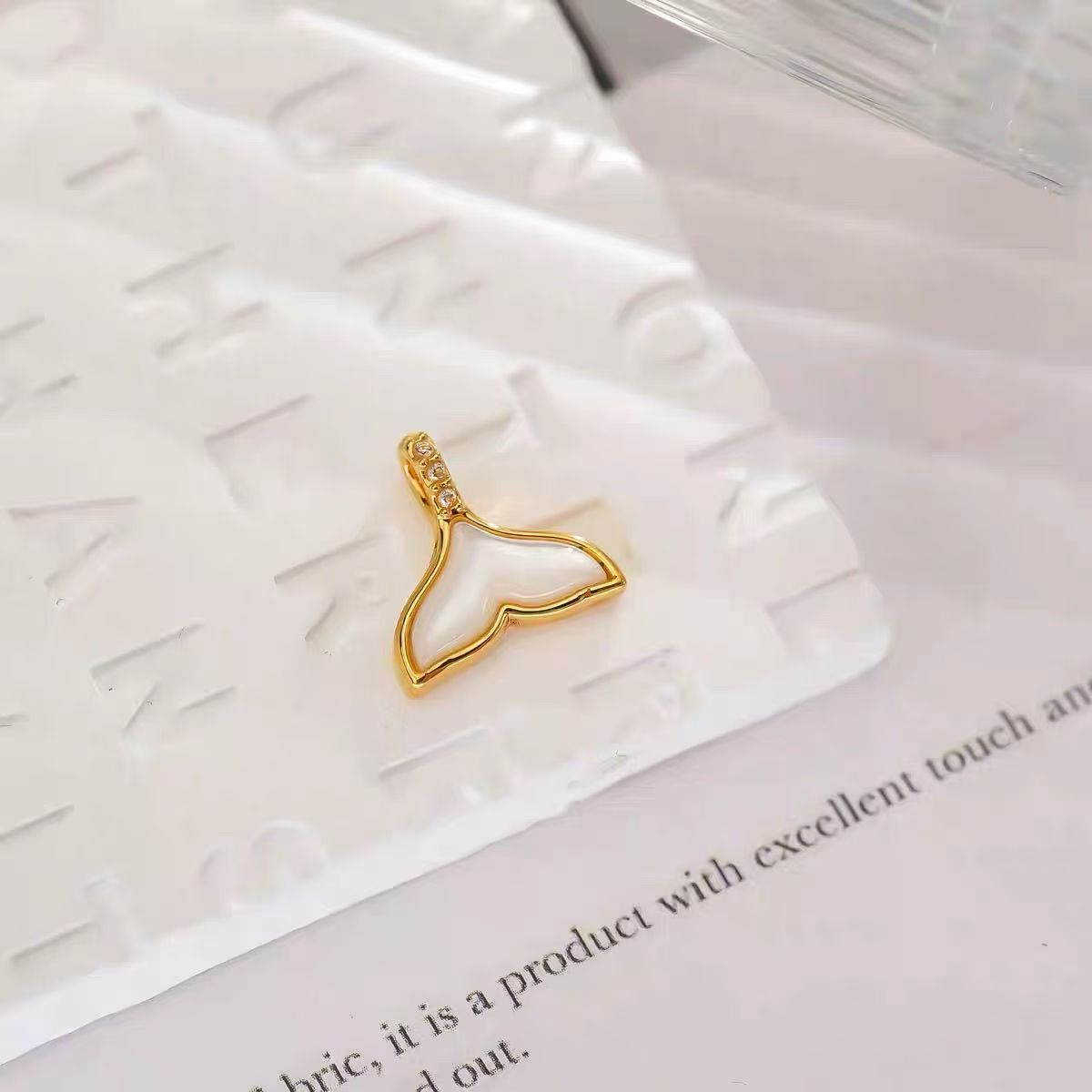 （七夕专享）18K白贝点钻鱼尾轻奢小众吊坠