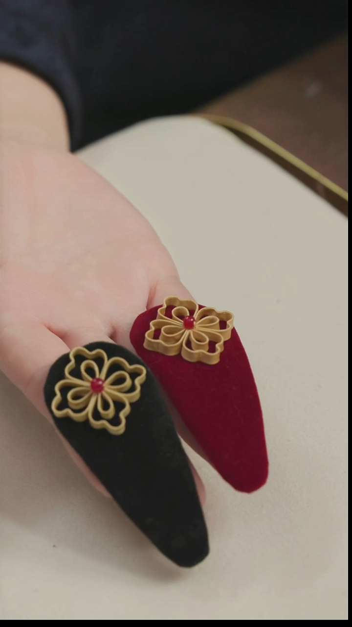 刺绣湘传礼盘扣发夹一对