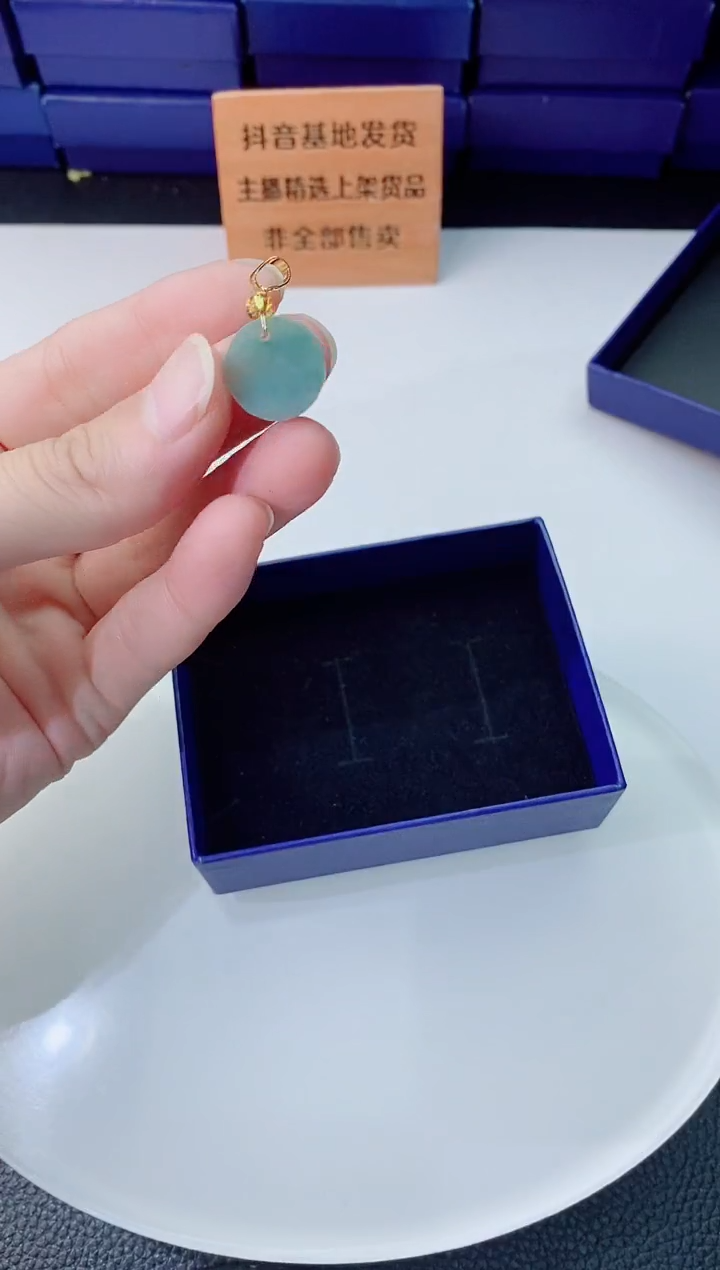 翡翠未镶嵌颈饰   `