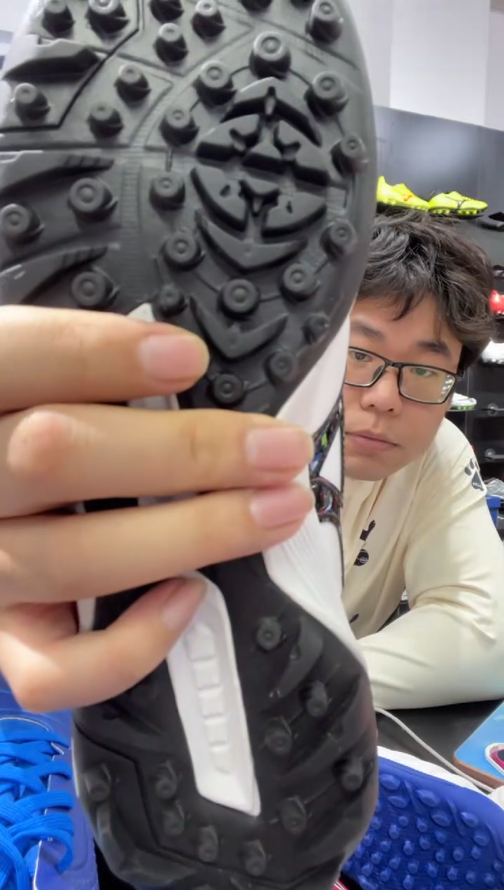 用****0尺码40.5，价格499