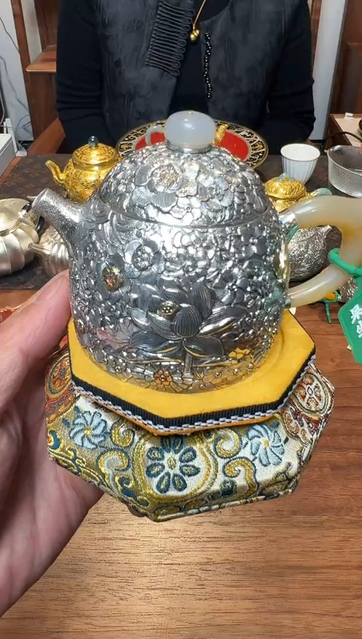 【闪购商品】'呆坐 錾刻嵌金万花玉把 秦权壶