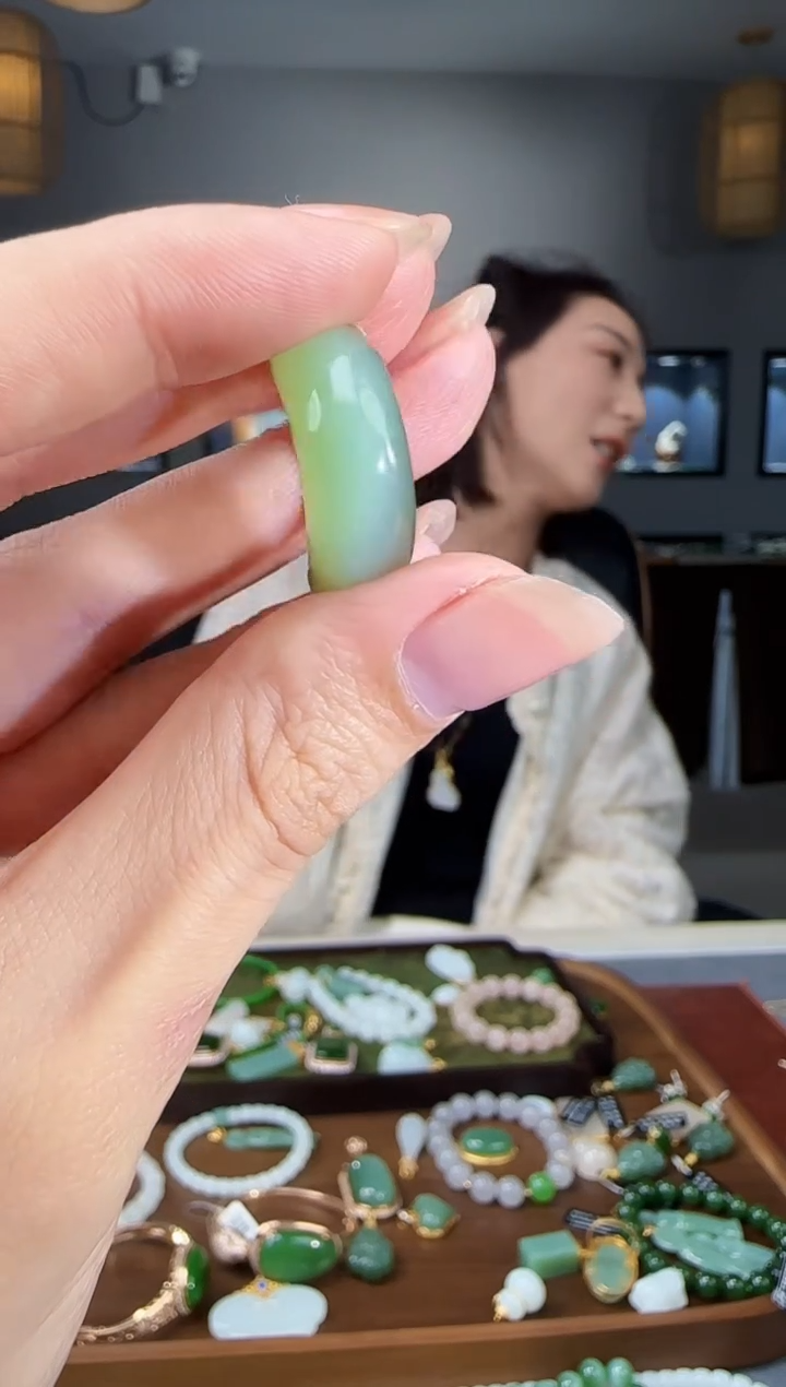 18K金镶嵌戒指和田玉1