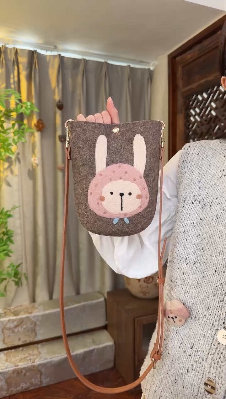 羊毛非遗羊毛毡包 手机包兔子