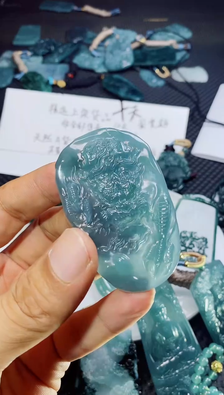 翡翠未镶嵌颈饰          