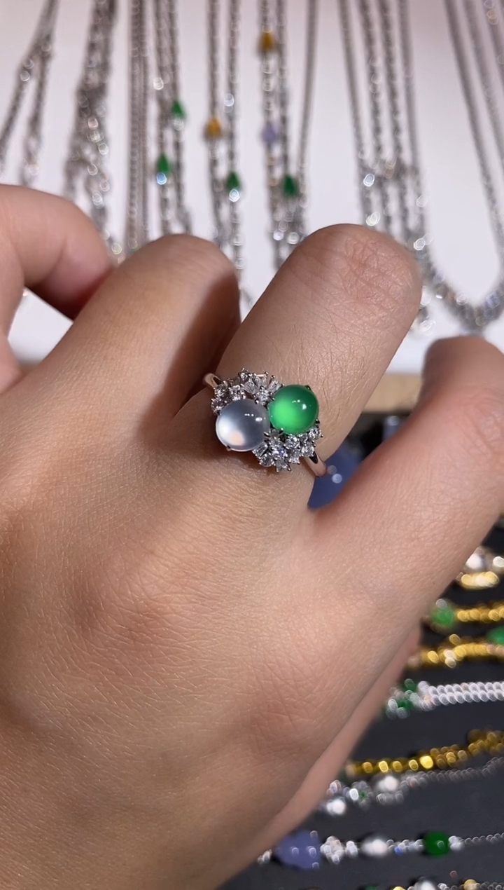 颈饰18K金镶嵌翡翠戒指