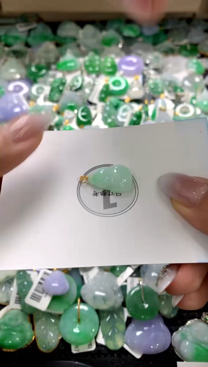 颈饰18K金镶嵌翡翠1111111111111111