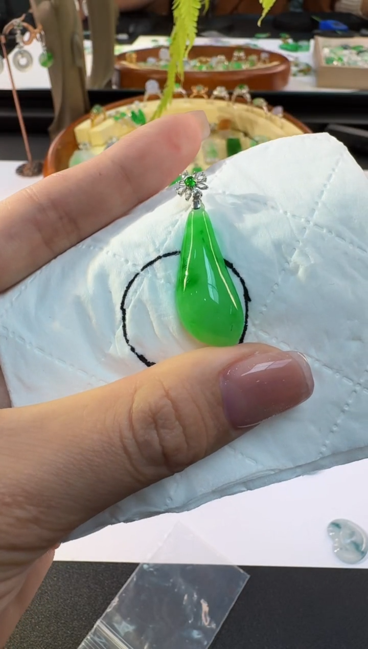 【闪购商品】翡翠颈饰18K金镶嵌缅甸A货翡翠吊坠