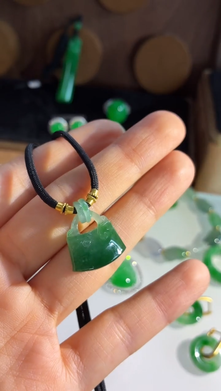 颈饰未镶嵌翡翠吊坠